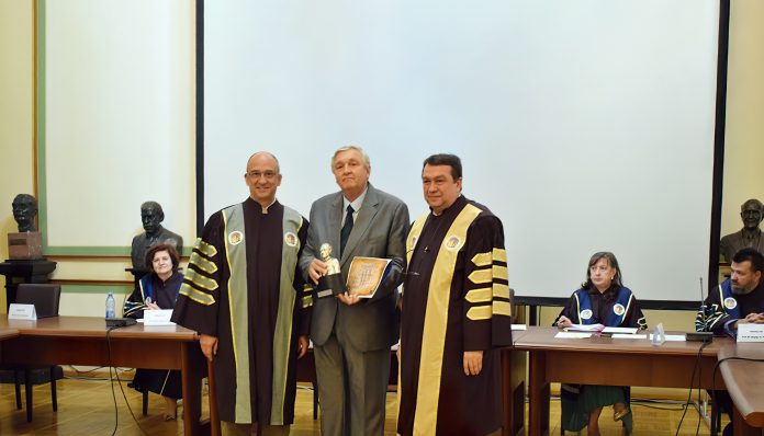 redi_profesor_emerit_21687_1070_90_bigger-standard-width-2905.511811023622px-gigapixel